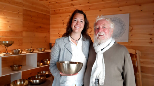 Peter Hess mit Anja und einer Klangschale